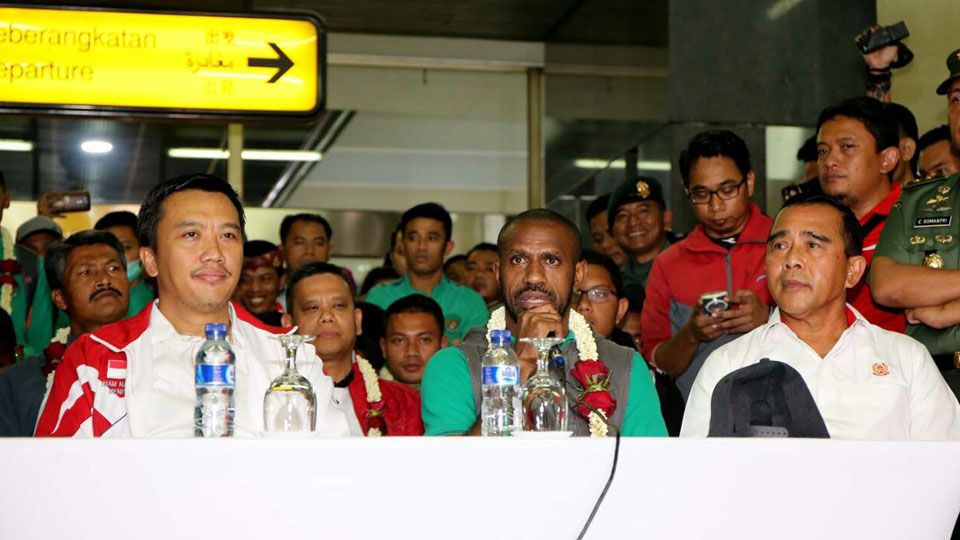 Boaz Solossa dalam sambutannya setiba di Tanah Air dari membela Indonesia di Piala AFF. Copyright: © Menpora